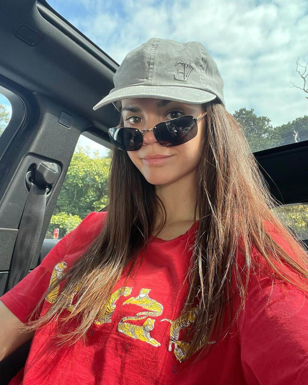 マイア・ミッチェルのインスタグラム：「Shoutout to the eyewear challenged girlies. What we lack in nose bridge we make up for in spirit ♥️」