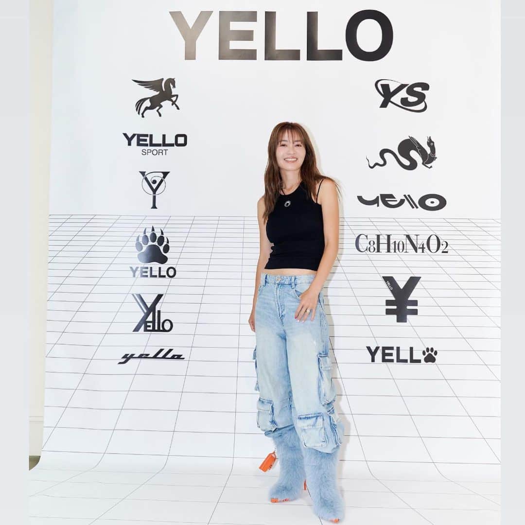 のインスタグラム：「.  大好きな👠❤️ブランド  @yelloshoes_official の 展示会に行ってきました！  デザイナーの Ayaさんが作り上げる 世界観が毎回すごすぎる🩷  今回もお店に入った瞬間から 可愛すぎて👠圧倒されました！  久しぶりにVANさんにも 会えて、ほんと嬉しくて🩷 その場が一気に華やかになるのも VANさんの魅力と人柄なんだなっていつも思う🫶　  場所は神宮前交差点です。 皆さんもぜひぜひいってみてね✨  #6年以上ずっと大好きなブランド #👠 #yello #新山千春」