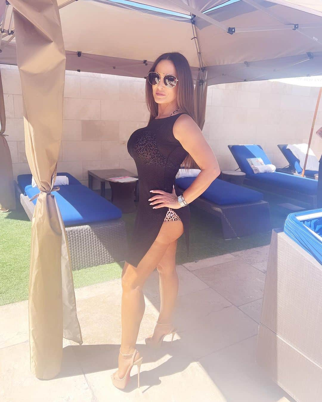 リサ・アンさんのインスタグラム写真 - (リサ・アンInstagram)「#flashbackfriday  Finding shade in the steaming hot temps last  Saturday @thesapphirepool for The Ultimate Fantasy Football Draft Party 🏆🏈  #vegas #steaminghot #sapphirepool #thereallisaann」9月2日 1時48分 - thereallisaann