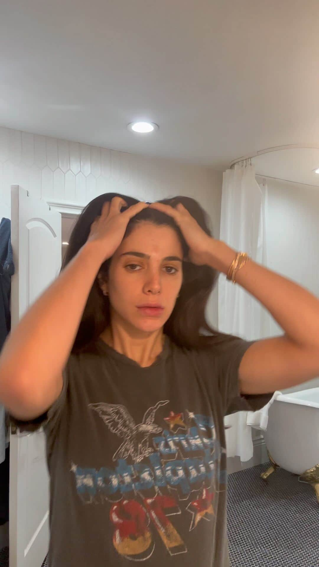 ローレン・ペルツのインスタグラム：「Wash day prep before my workout   I wash my hair 1x a week and oil it for a few hours before ❤️」