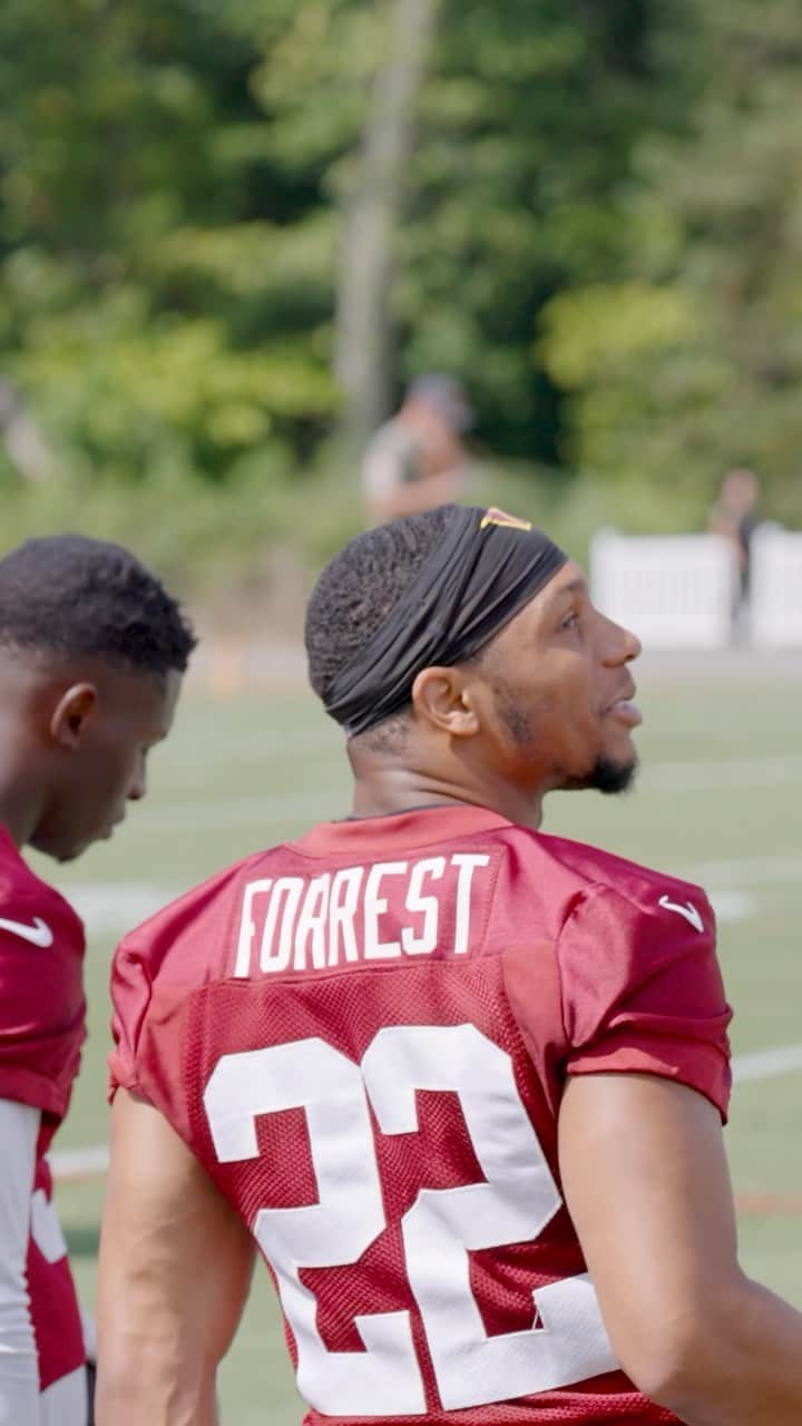 ワシントン・レッドスキンズのインスタグラム：「yessir 🫡  we had @_dfoe5 mic’d up for one of the last practices of camp」