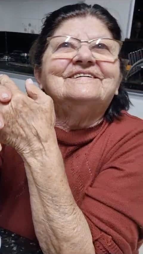 フィリペ・ルイスのインスタグラム：「Feliz aniversário NONA querida. 85 anos de puro amor, comida italiana maravilhosa, café passado, bolo e muuuuita fofoca né? ❤️」