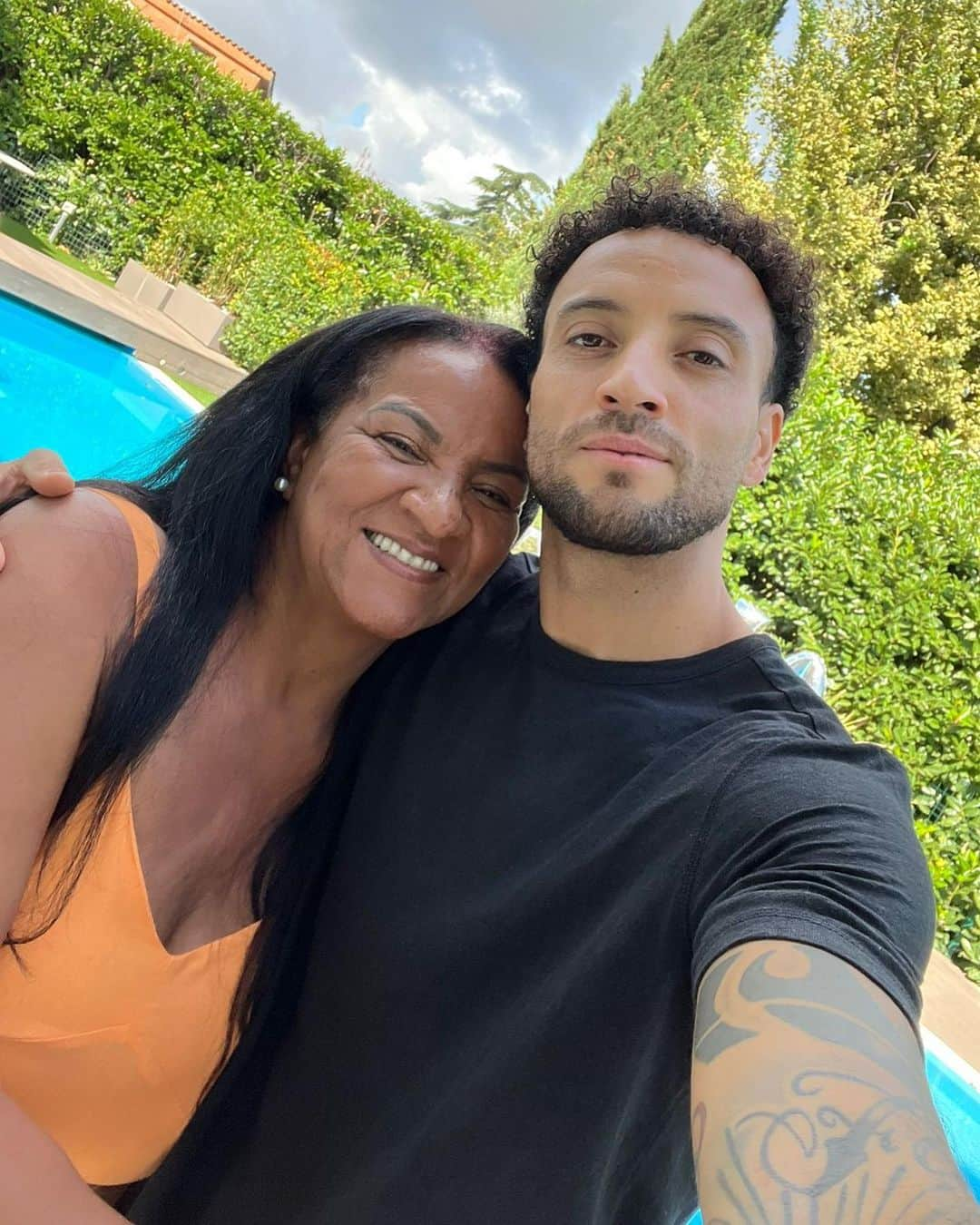 フェリペ・アンデルソン・ペレイラ・ゴメスのインスタグラム：「Feliz aniversário para a minha mãe perfeita! Deus abençoe te abençoe, minha rainha! Eu te amo! ❤️ Happy b day mom 🌺🙌🏽🎈」