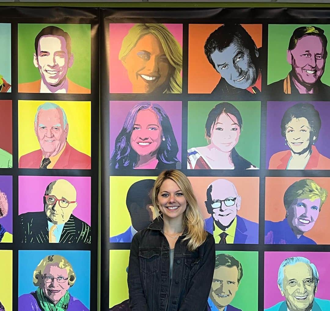 アレクサ・シメカさんのインスタグラム写真 - (アレクサ・シメカInstagram)「I was chosen as a notable member within the DuPage community and my portrait was altered into a colorful-Warhol styled mural. It is displayed in the Andy Warhol museum. I’m up there with a bunch of other fancy people. 🎨🖼️ #37」9月2日 2時06分 - alexa_knierim