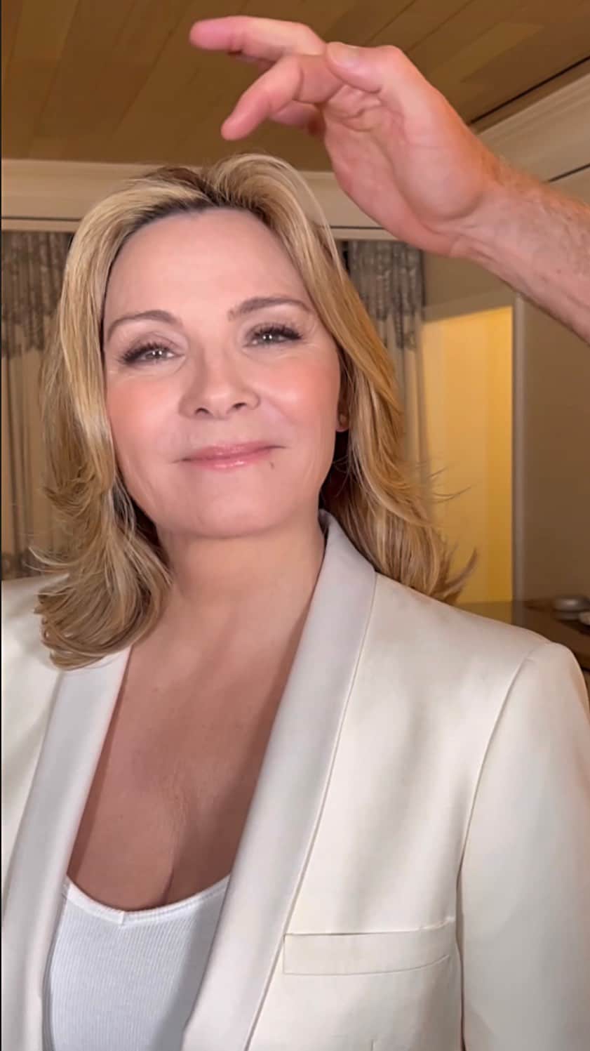 JO BAKERのインスタグラム：「K I M • C A T T R A L L 🇬🇧🇺🇸 …and just like that she gives us a tiny taste of everything that was missing…. Congrats on making us all miss the hell out of seeing #samanthajones from #sexandcity 💥‼️ #makeup by me #jobakermakeupartist using #desertroadtrip shadow palette and #tarantulash mascara @bakeupbeauty   #makeupoftheday #makeupaddict #makeuplover #sexandthecityquotes #samjones #sexandthecitystyle #makeupartist #kimcattrall #icon #celebrity」