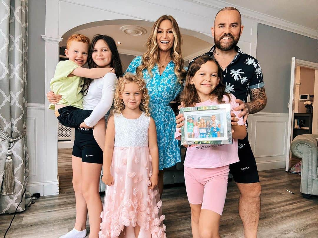 Anna Sacconeのインスタグラム：「Happy 12th Anniversary @jonathanjoly 🥰❤️ love you even if you did get a hair transplant 2 weeks after my surgery 💀🥲 #truelove #sacconejolys #weddinganniversary #12yearsmarried #familyof6」