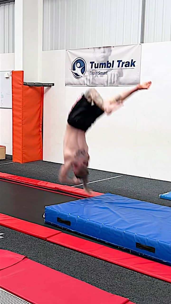 ナイル・ウィルソンのインスタグラム：「You thought I’d have left it alone after attempt 1 😅🤦🏼‍♂️ … Nahhh try & try again 💪🏼 @gymshark #gymnastics #tumbling #fail」