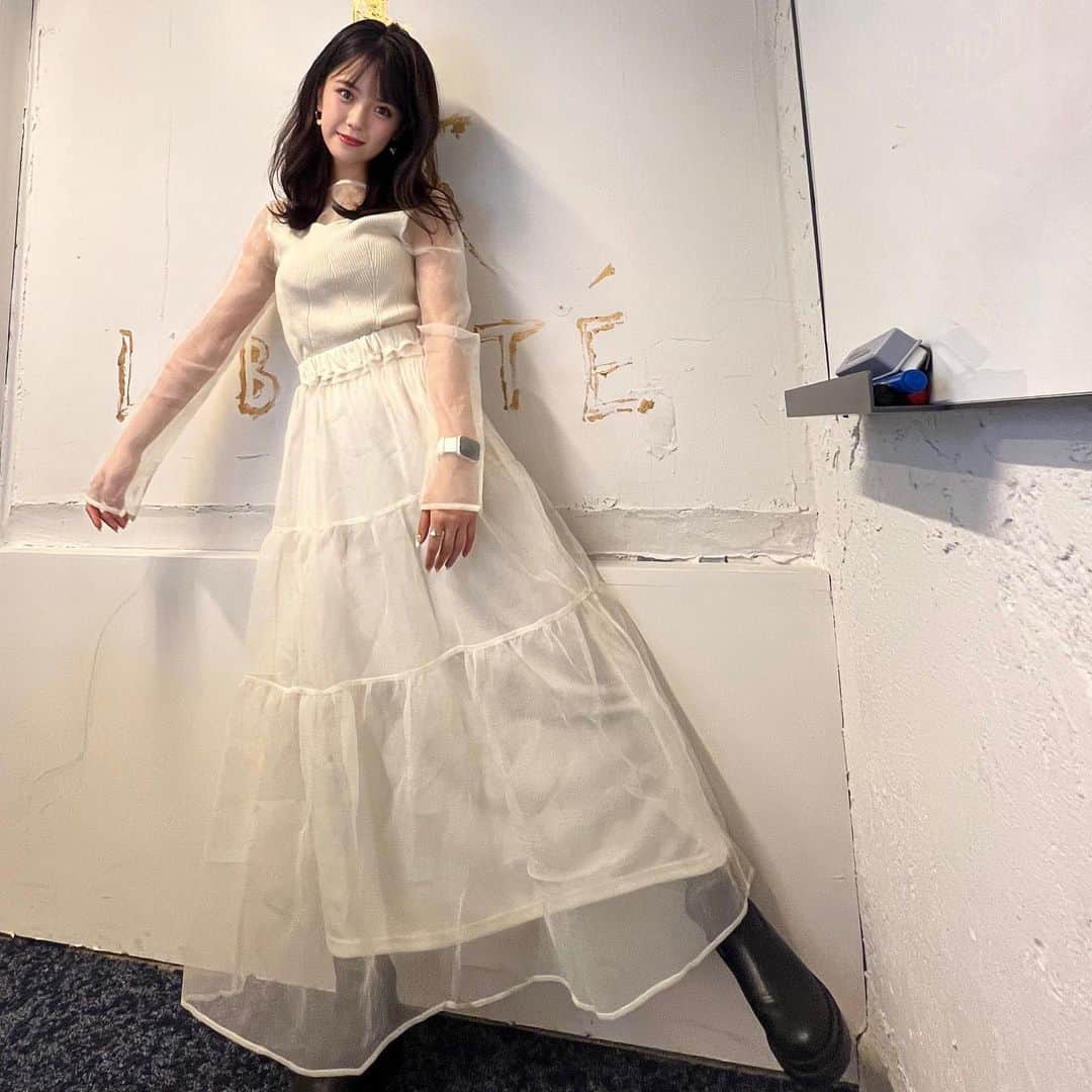 村山優香のインスタグラム：「自前衣装の日´•ﻌ•` マネさんカメラ📸  #村の服」