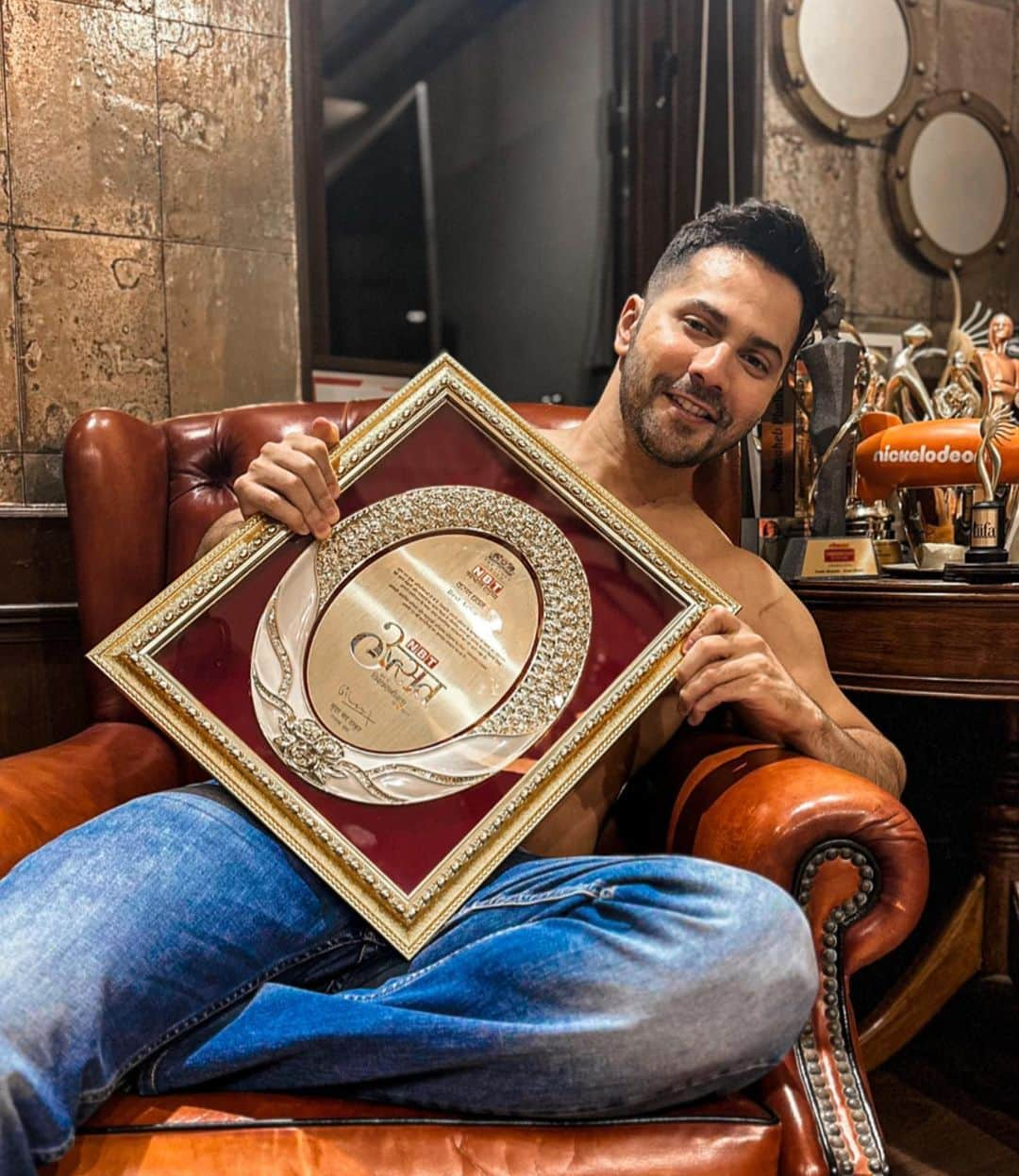 Varun Dhawanさんのインスタグラム写真 - (Varun DhawanInstagram)「Best actor- BAWAAL  Thank you Navbharat times. Beta maahul aisa banaoo ki logo ko maahul yaad rahe」9月2日 2時12分 - varundvn