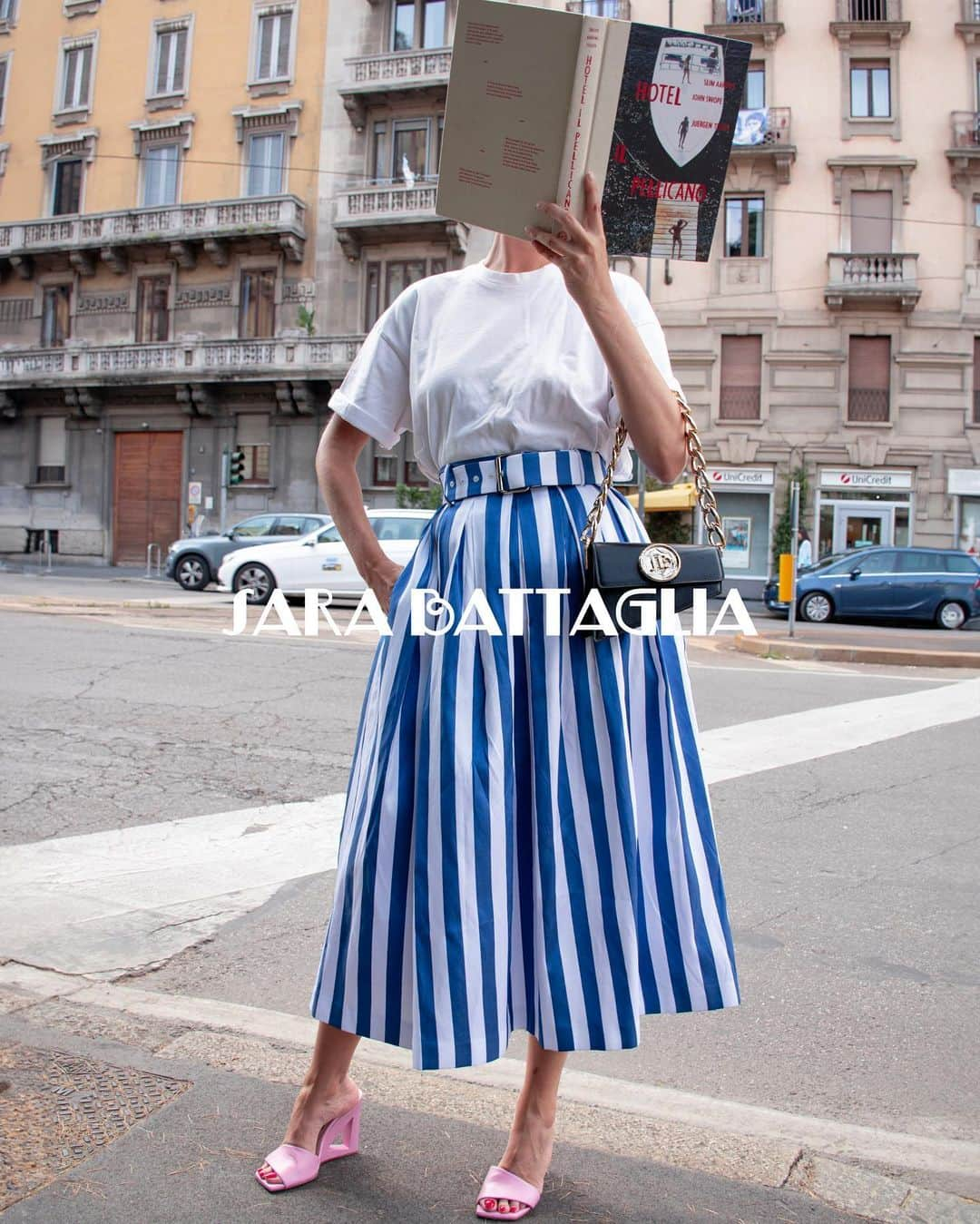 サラバターリアのインスタグラム：「Back in the city, with summer spirit   Skirt stripes   #SARABATTAGLIA」