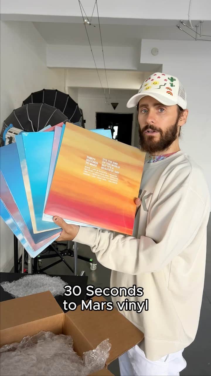 ジャレッド・レトのインスタグラム：「DIY TUTORIAL!!!! How to hang your @30secondstomars vinyl on the wall 🌅🌅🌅 Who needs a handyman, I’m available 🔨👨🏻‍🔧」
