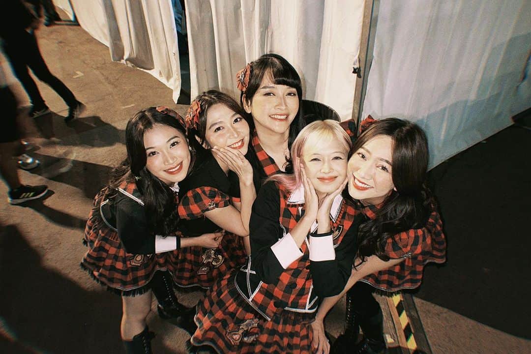 のインスタグラム：「so fun thankyouu synchronize fest🩷😆 off air lagi🩷🩷  thankyou buat teman-teman yang dateng juga yaa! seru banget🩷🩷 dua lagu yang bermakna sekali untukku🩷🩷🩷 sisca juga off air bareng JKT48, cantik cantik cantik🩷🩷🩷 congratulations」