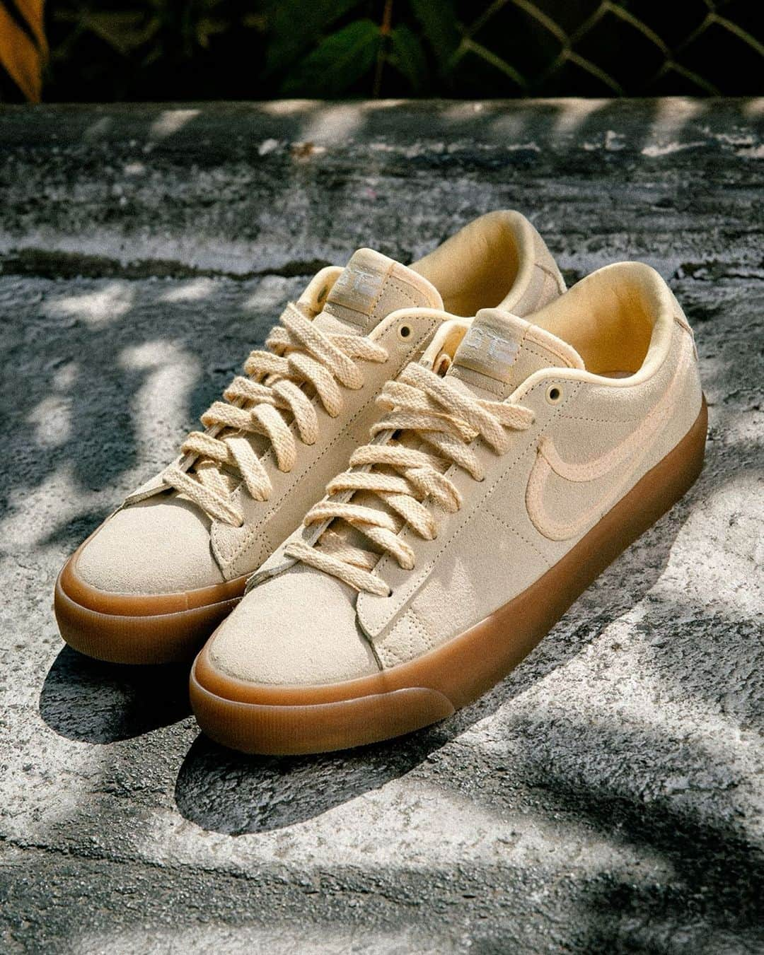 Nike Skateboardingさんのインスタグラム写真 - (Nike SkateboardingInstagram)「Blazer Low GT in Pale Vanilla/Summit White. Available now in our IG Store, select skate shops, and Nike.com.」9月2日 2時20分 - nikesb