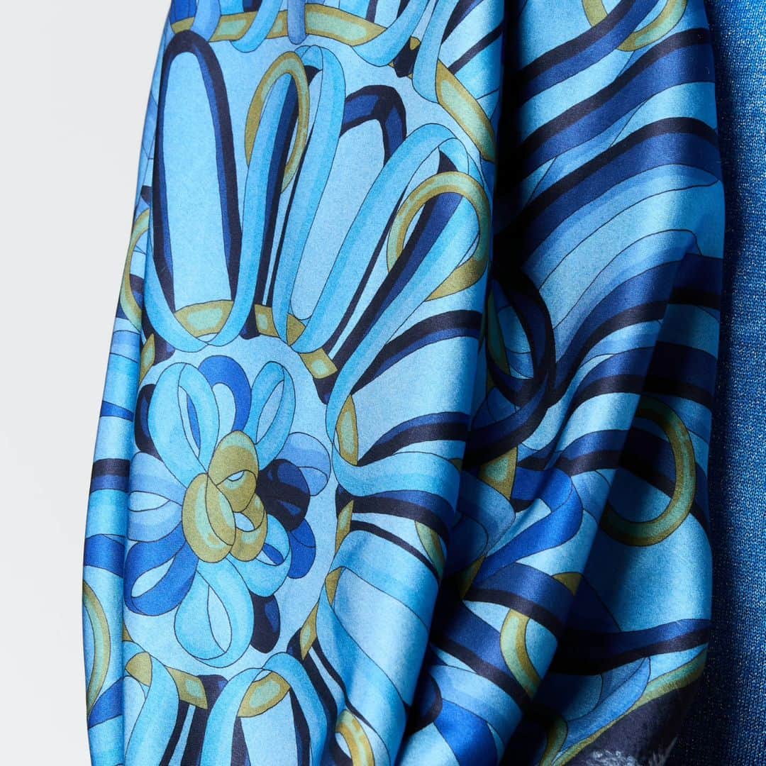 さんのインスタグラム写真 - (Instagram)「Seventies colors! Feel like a wave coming from the sea with our Quadrello foulard in the Genziana color.   #AvantToiSS23   #AvantToi #AvantToiColors #AvantToiWorld #SeventiesAttitude #SS23 #summer #madeinitaly #foulard #silk #scarf #handcrafted」9月2日 2時26分 - avant_toi.it