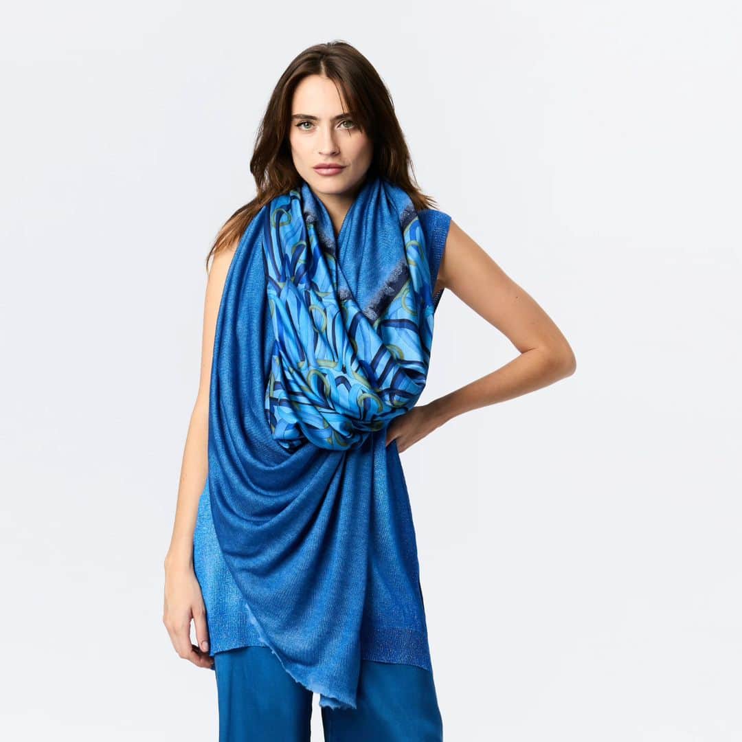 さんのインスタグラム写真 - (Instagram)「Seventies colors! Feel like a wave coming from the sea with our Quadrello foulard in the Genziana color.   #AvantToiSS23   #AvantToi #AvantToiColors #AvantToiWorld #SeventiesAttitude #SS23 #summer #madeinitaly #foulard #silk #scarf #handcrafted」9月2日 2時26分 - avant_toi.it