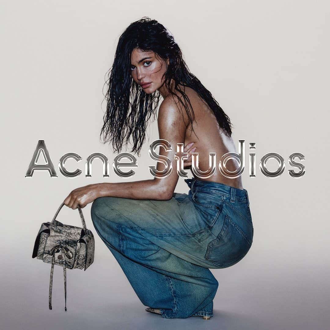 Just Jaredさんのインスタグラム写真 - (Just JaredInstagram)「Kylie Jenner gets down & dirty as the face of Acne Studios' FW23 Denim Campaign! #KylieJenner #AcneStudios Photos: Carlijn Jacobs for Acne Studios」9月2日 2時32分 - justjared