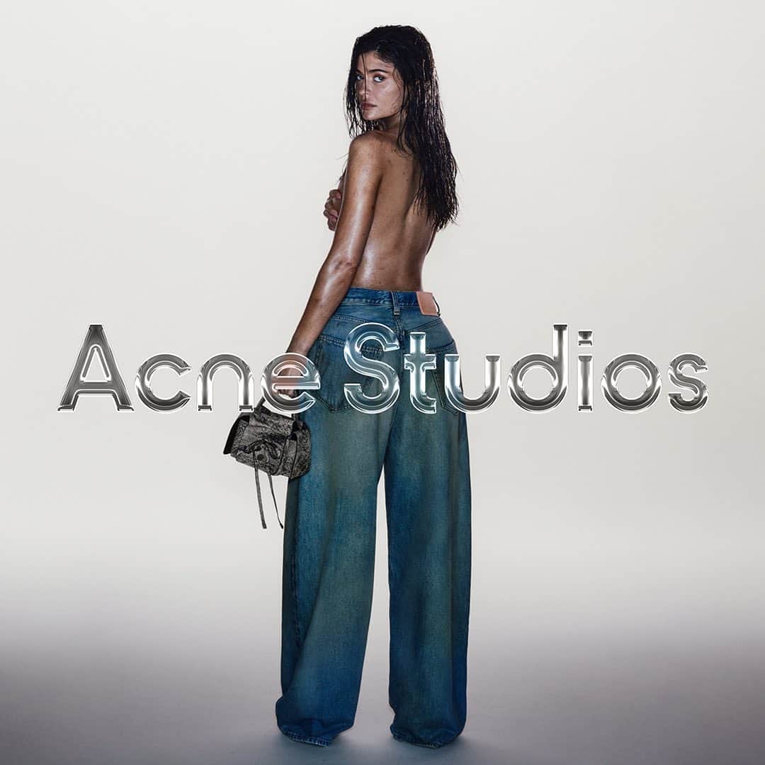 Just Jaredさんのインスタグラム写真 - (Just JaredInstagram)「Kylie Jenner gets down & dirty as the face of Acne Studios' FW23 Denim Campaign! #KylieJenner #AcneStudios Photos: Carlijn Jacobs for Acne Studios」9月2日 2時32分 - justjared