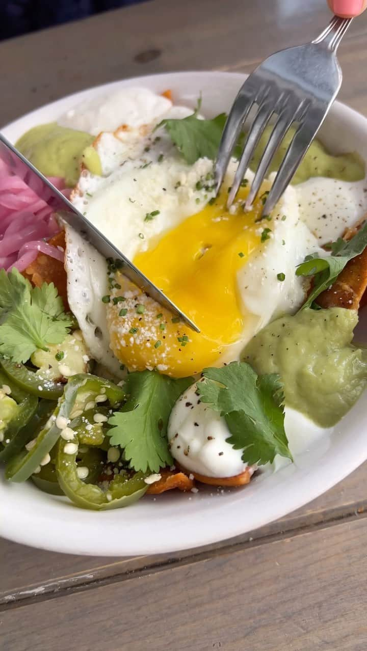 エッグショップのインスタグラム：「Join us this weekend and dig into our signature CARNITAS CHILAQUILES! Slow cooked pork, sunny up egg, fried tortilla, jack cheese, salsa rosa, cotija, sour cream, jalapeño, pickled onion, and cilantro! 🍳🍖🔥 #EGGSHOPNYC 📍151 Elizabeth Street (Nolita) 📍138 N 8th (Williamsburg)」