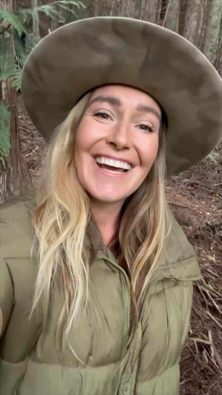 ジェイミー・アンダーソンのインスタグラム：「Jamie Anderson is a Co-owner of @staywyldorganics 🍄💫  Jamie’s a Pro Snowboarder • Free Spirit • 21x X-Games medalist • 2x Olympic Gold medalist • Organ Tonifying • Good vibes & Gratitude Bestowing Beauty that calls BC home with her young family. 🙏🌏✨🙌  Stay Wyld Organics is a BC Mushroom Company that grows its own mushrooms in Pemberton, BC.  🇨🇦 100% Canadian. 🌱 Certified Organic. 🚀 Whole Mushroom powders ♨️ Steamed for Maximum Bioavailability (so your body can absorb them)  We’re heading into the last five days of our @frontfundr capital raise, and for 5 more days (ending September 5th), you can become a co-owner, too. You’ll get shares in our company and some of our favourite products (see the perks in the link below) and be a part of the mushroom revolution while supporting a small business in BC expand.   If you’ve ever wanted to get involved with a start-up, this is your opportunity!   It’s a 🍄💫 R E V O L U T I O N — and you are all invited.  Read about it here: https://www.frontfundr.com/staywyld」