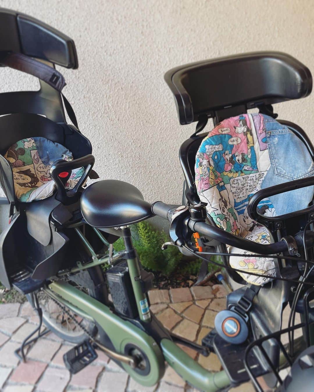 西方凌さんのインスタグラム写真 - (西方凌Instagram)「夜なべリメイク🌝   履かなくなったデニムをほどいて、 キルト生地と適当に縫い合わせる。  一枚の生地に仕上がったら、 自転車のチャイルドシート用クッションカバーに。   3歳児が「ふかふか！いー感じ！」と、 喜んでいます😌」9月2日 2時51分 - nishikataryo