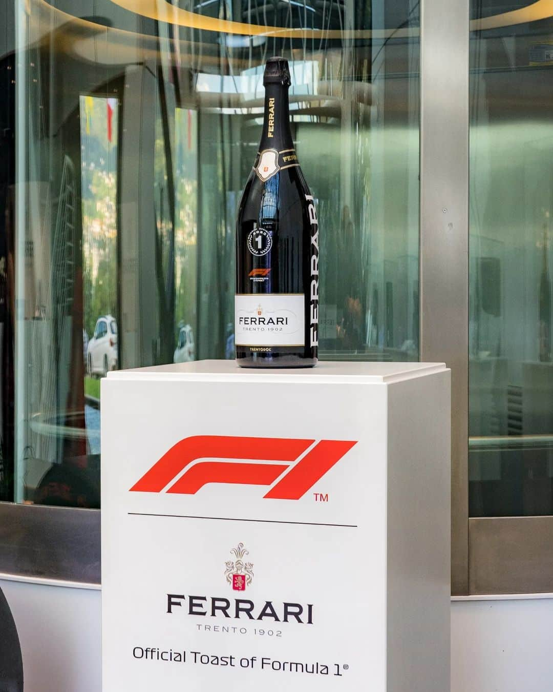 Rich McCorさんのインスタグラム写真 - (Rich McCorInstagram)「Before heading to this weekend's Monza @f1 race, I'm in Trento at @ferraritrento's picturesque vineyards. It's here where they produce the sparkling wine that is the official toast of Formula One.  It's a beautiful part of the world & it's great to see the love and passion for sustainability that goes into producing the wines here.   (Press Trip organised by @clementinecommunications)」9月2日 3時00分 - paperboyo