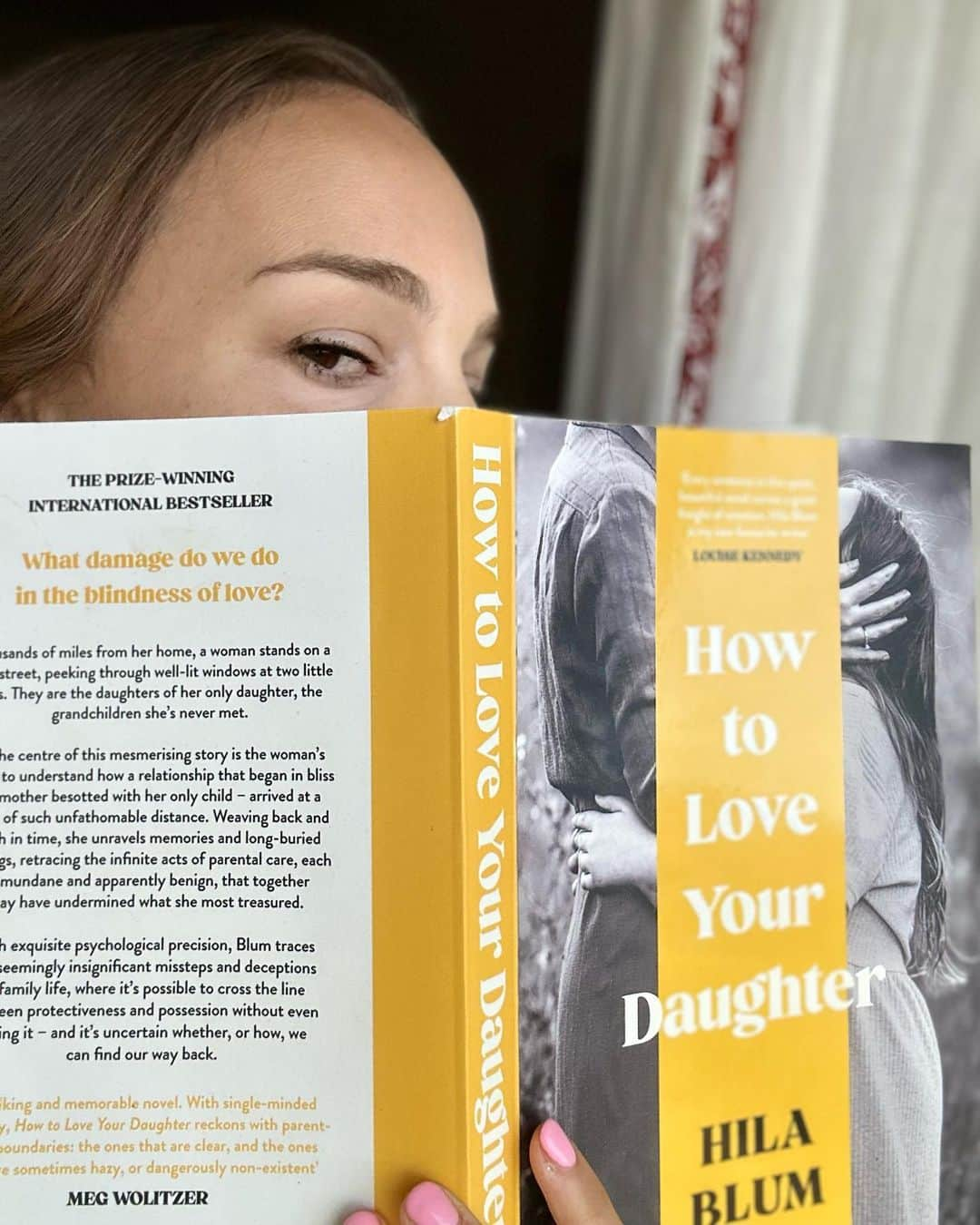 ナタリー・ポートマンのインスタグラム：「Hila Blum's How to Love Your Daughter begins with a woman spying on her daughter and the grandchildren she's never met. I love the way Blum weaves in and out of timelines as the narrator examines memories and seeks to understand her daughter's estrangement. #SeptemberBookPick @natsbookclub」