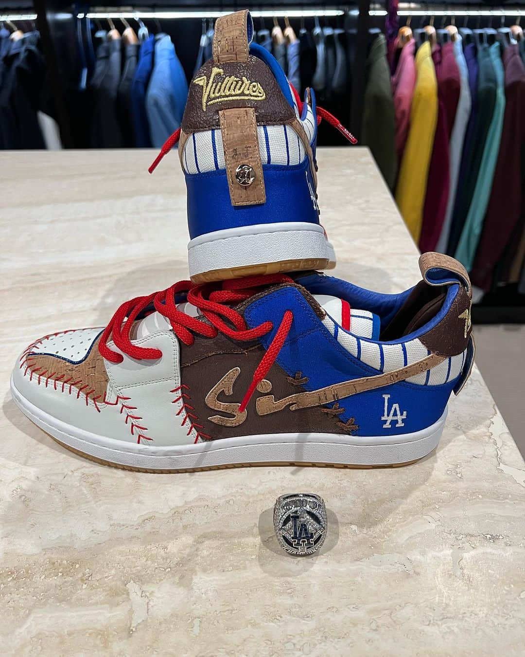 アンソニー・アンダーソンのインスタグラム：「When you’re home watching the home team! Thank you @sia_collective for making this shoe for me. Thank you @dodgers for winning a championship for me and the city! Let’s do it again! Thank you @mookiebetts for those home runs last night!thank you @joelmchale for nothing, love you brother! LETS GO DODGERS! #justakidfromcompton #huskyandhandsome #bigzaddy #acbarbeque」