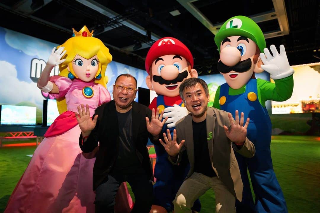 任天堂アメリカさんのインスタグラム写真 - (任天堂アメリカInstagram)「#SuperMarioBrosWonder Producer Takashi Tezuka and Director Shiro Mouri are enjoying the wonder on the show floor of #NintendoLive!」9月2日 3時09分 - nintendoamerica