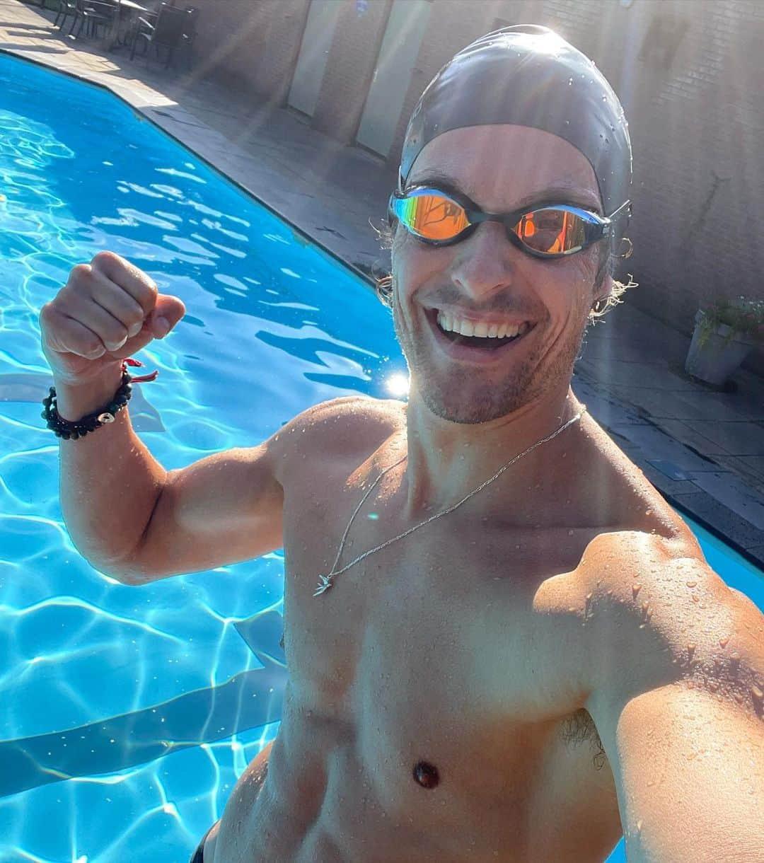 WOUTER PEELENのインスタグラム：「DOE EEEEVEN NORMAAL! Ik heb €7.000,- opgehaald voor de @amsterdamcityswim 😱 🎉 en er kan nog steeds gedoneerd worden (link in bio)! Waar gaat dit eindigen? Mega bedankt allemaal 🧡🩵」