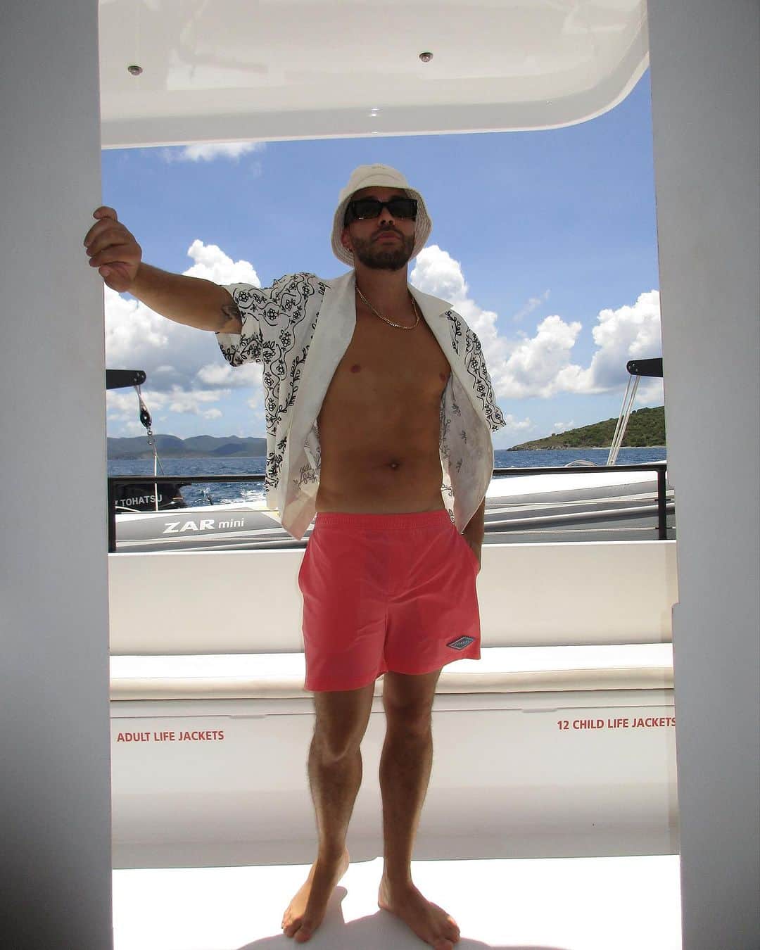 プリンス・ロイスのインスタグラム：「📍🏝️」