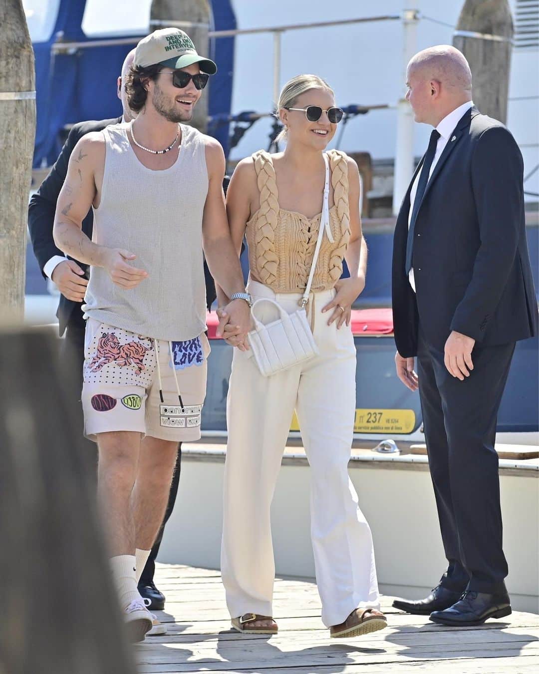 Just Jaredさんのインスタグラム写真 - (Just JaredInstagram)「Kelsea Ballerini and Chase Stokes looked so in love while exploring Venice today. We've got more pics of the cute couple over at JustJared.com! #KelseaBallerini #ChaseStokes Photos: Backgrid」9月2日 3時30分 - justjared