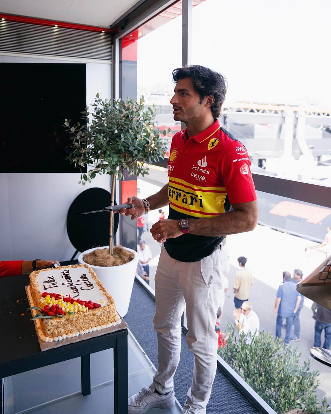 カルロス・サインツJr.さんのインスタグラム写真 - (カルロス・サインツJr.Instagram)「Thank you all for your birthday wishes! Celebrating my birthday at Monza as a Ferrari driver can´t get any better. 🇮🇹  Positive day for the team, let's go for the weekend! 🙌🏻  Gracias a todos por las felicitaciones! Cumplir años en Monza siendo piloto Ferrari es todo un privilegio 🇮🇹  Día positivo para el equipo, a por el fin de semana! 🙌🏻  - #Carlossainz #ItalianGP」9月2日 3時39分 - carlossainz55