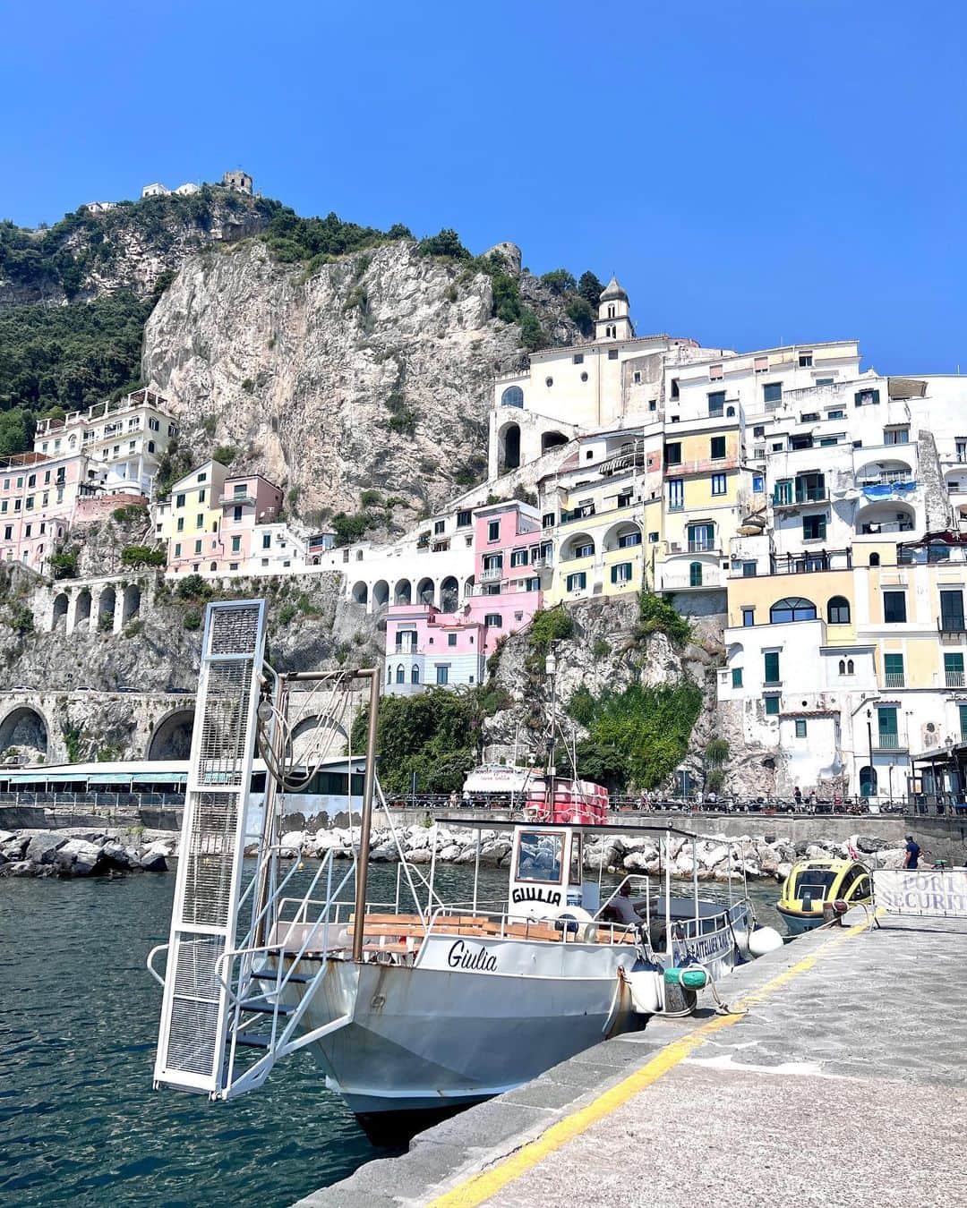 れおさんのインスタグラム写真 - (れおInstagram)「Amalfi🍋🍋 アマルフィ来たら更に南イタリアぽくなってきたね🇮🇹🍋🌴 #Amalfi #アマルフィ #南イタリア」9月2日 3時40分 - reoreo1119