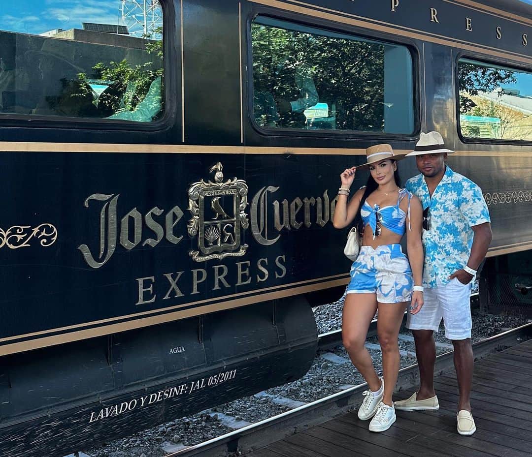 のインスタグラム：「@josecuervoexpress 🚂  Que experiencia tan increíble y eso que borramos cassette 🫢 o sino miren la última fotografía ✌🏻😜 #tequilajalisco #josecuervoexpress #mexicolindo」