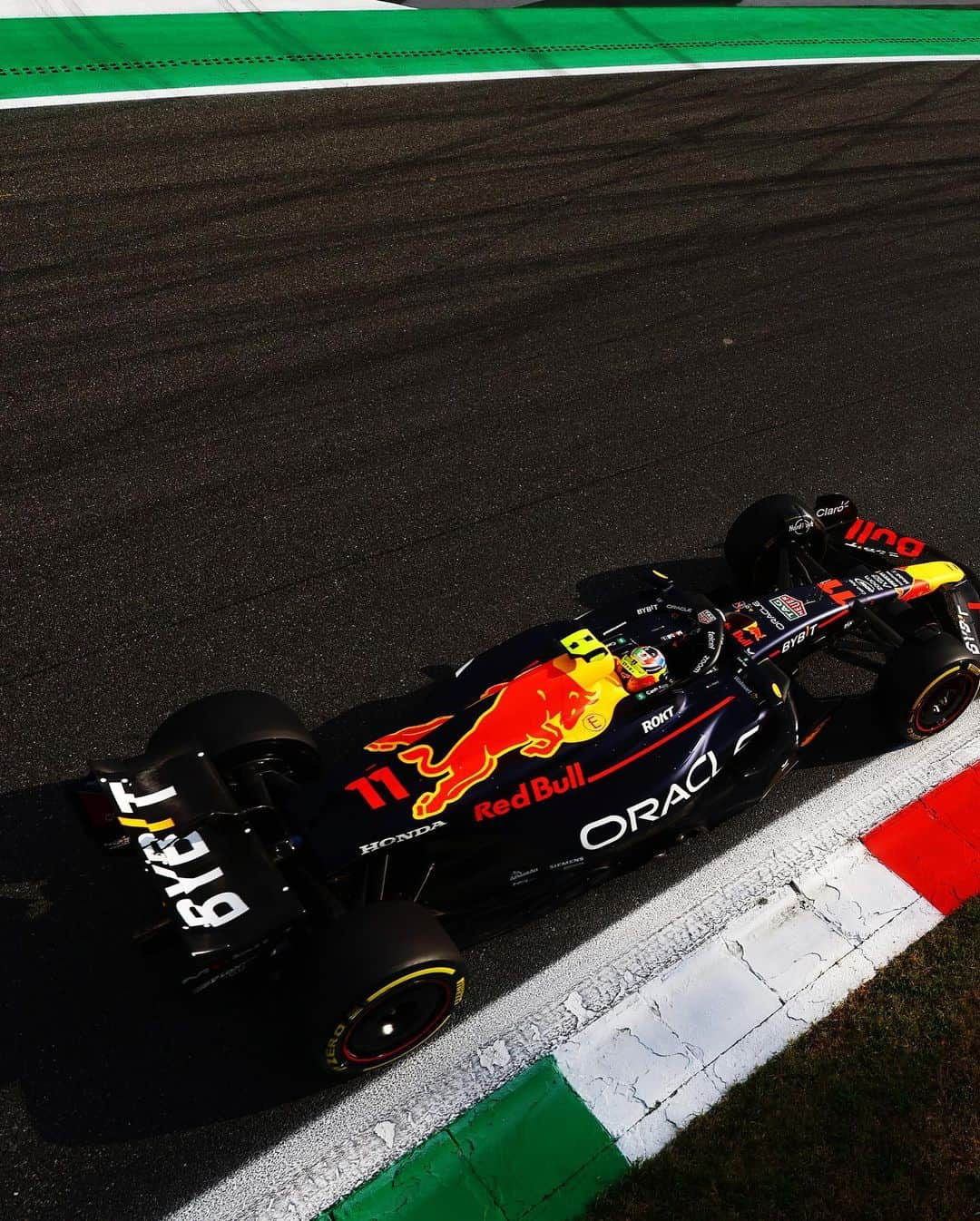 セルジオ・ペレスさんのインスタグラム写真 - (セルジオ・ペレスInstagram)「The car's performance is very good, and I feel comfortable in it. We’re in a good position to fight for the rest of the weekend.  El rendimiento del auto es muy bueno, y me siento cómodo en él. Lucharemos por una buena posición durante el resto del fin de semana.  #SP11 #ItalianGP」9月2日 3時40分 - schecoperez