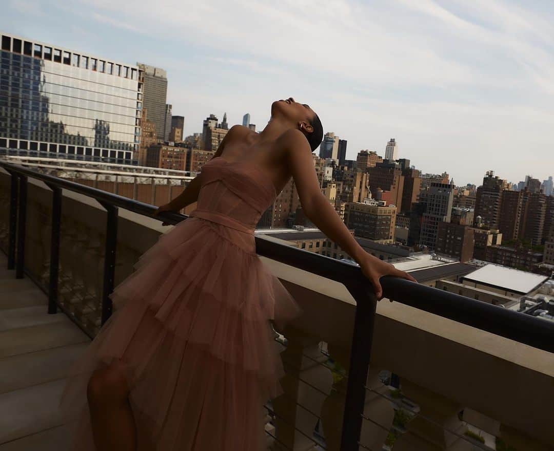 BCBGマックスアズリアのインスタグラム：「Long weekend mood:   Shop our Labor Day Sale on bcbg.com #BCBGMAXAZRIA」