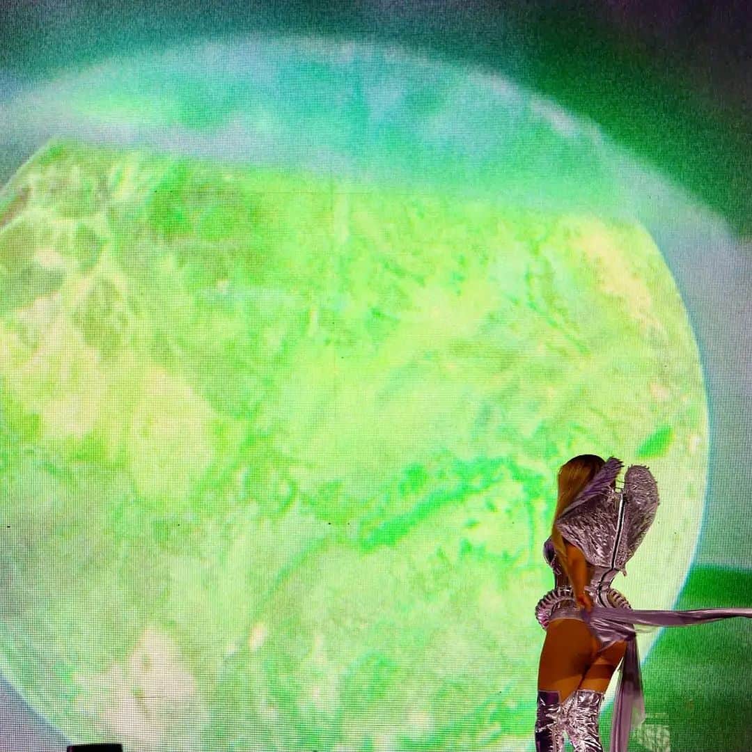 Ai Shimatsuさんのインスタグラム写真 - (Ai ShimatsuInstagram)「House of Chrome. We have arrived in LA. 👽🪩  1/3 tonight. Who is coming??!!! ✨😍💚  #renaissanceworldtour #beyoncé #losangeles」9月2日 3時59分 - aishimatsu