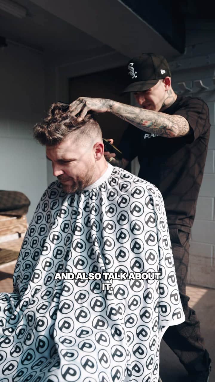 シカゴ・ホワイトソックスのインスタグラム：「One of the most inspiring stories I’ve ever heard! It was a blessing to be able to give @hendriks_31 a free haircut in the @whitesox stadium 🙏🏼 Thank you to @mlb for making this happen 🌱 #mlbpartner」