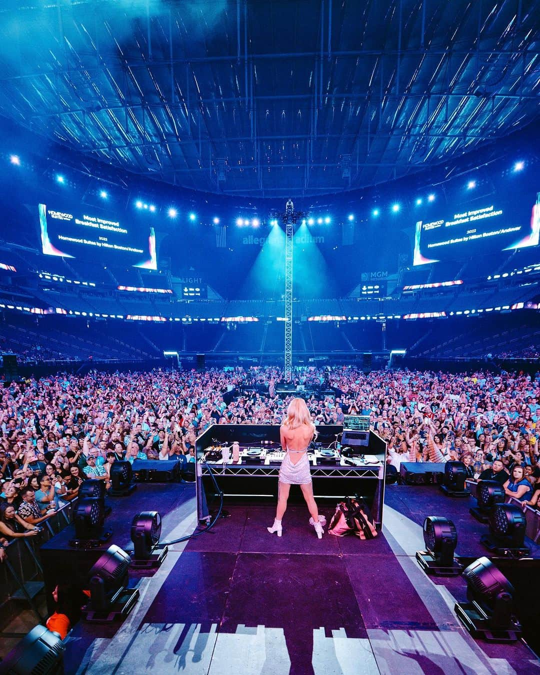 パリス・ヒルトンさんのインスタグラム写真 - (パリス・ヒルトンInstagram)「What an iconic night opening for the one and only @KatyPerry at the @AllegiantStadium! 💫👸🏼👸🏻💫 So epic to be performing at the same venue where the Super Bowl will be held! Loved having my girls @Sia and @Jax there to support me!🥰 🎧✨🎤 #Sliving #IconsOnly 👑」9月2日 4時08分 - parishilton