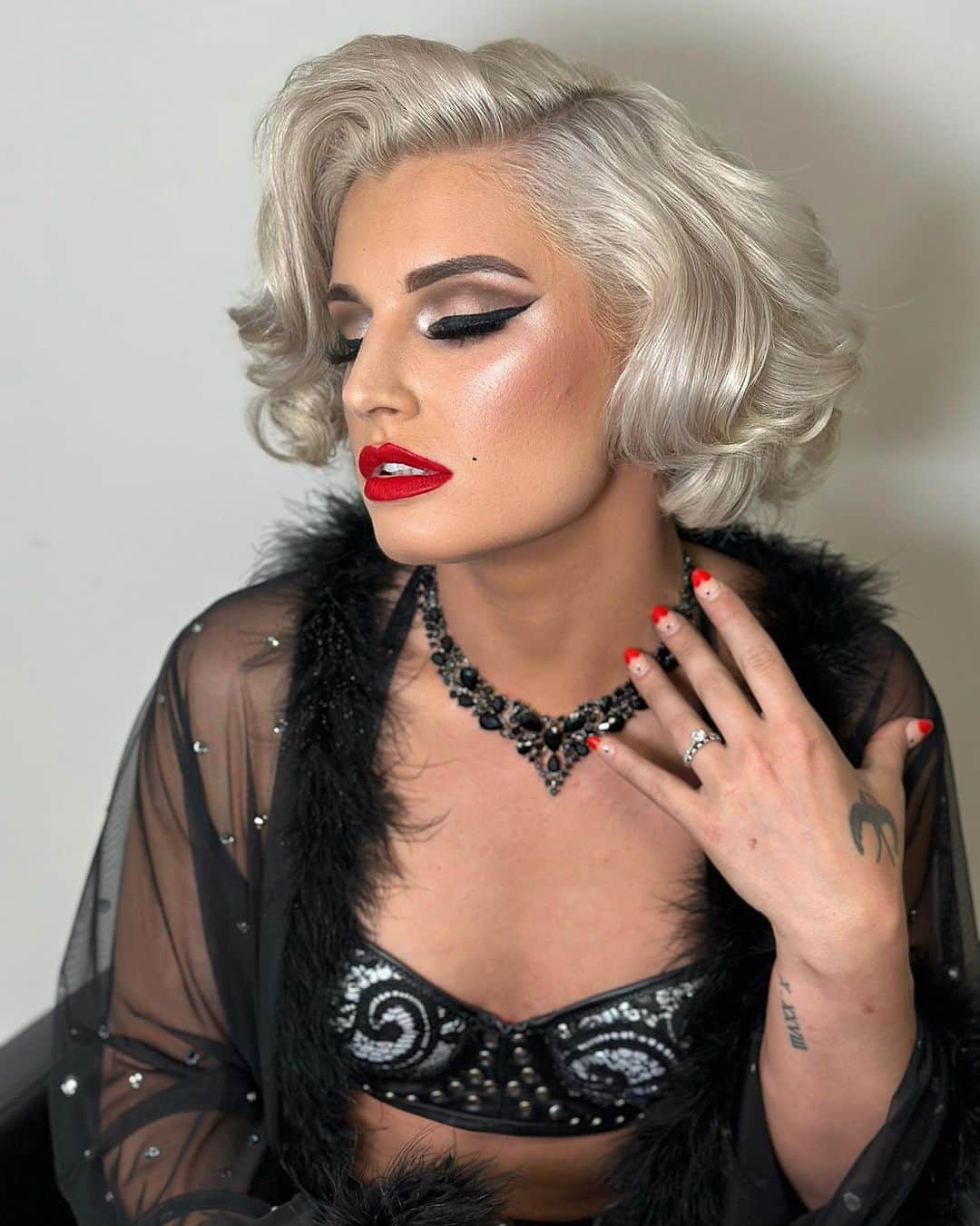 トニー・ストームのインスタグラム：「The Illustrious 🪽 TONI STORM  @tonistorm_  • •Makeup by Me @every1loveslindsey  •Hair: @facesofgypsy  • @meltcosmetics Brunett  @colourpopcosmetics Frog @colourpopcosmetics Flexitarian @benefitcosmetics Willa  @sephora O1 lip (my favorite Red) @kenra 25 @got2busa Glued @t3micro 1 inch curling iron」