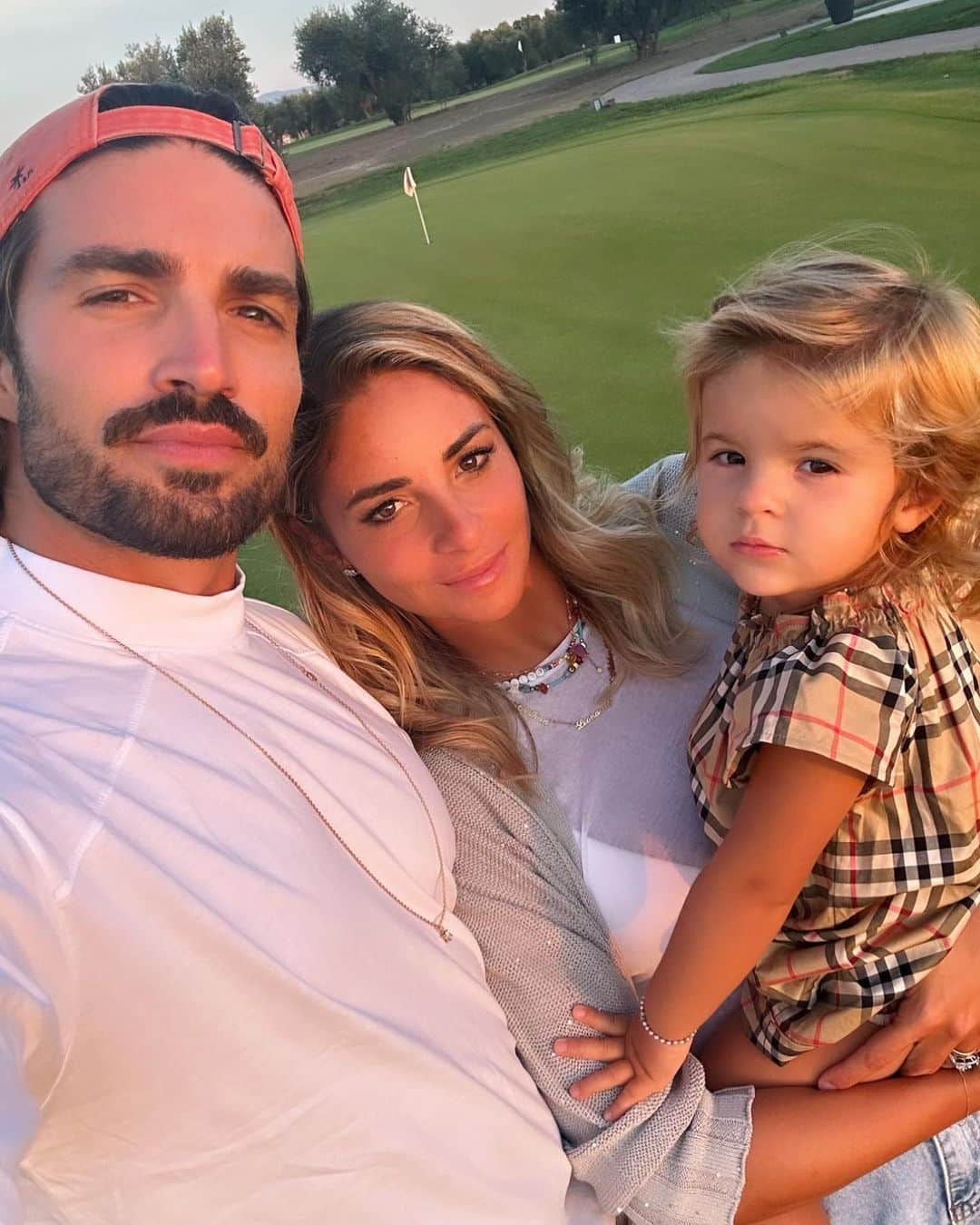 Mariano Di Vaioのインスタグラム：「Sarò sempre dalla vostra parte♥️#magicmoments✨   In questo bellissimo posto @rivatoscana 🥰  #relax  #invitedby」