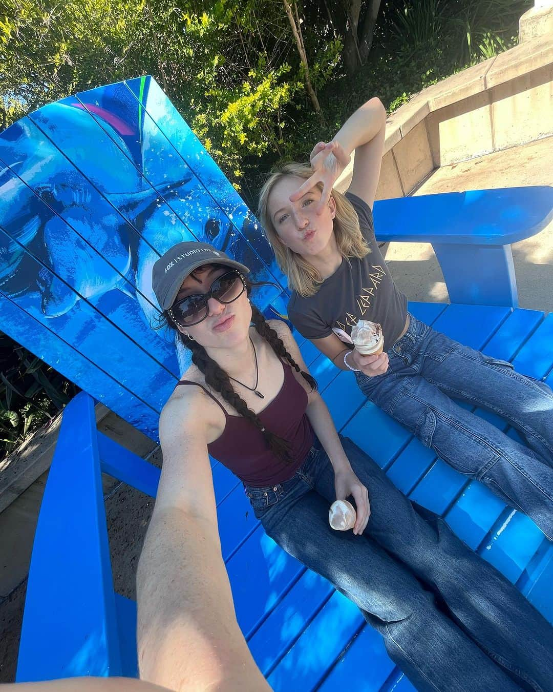 サニー・ペラントのインスタグラム：「Seaworld with my sis @seannapelant !! Can’t wait for our next adventure 🩵 #sistersday #ilovemysis #seaworld #sistersfunday」