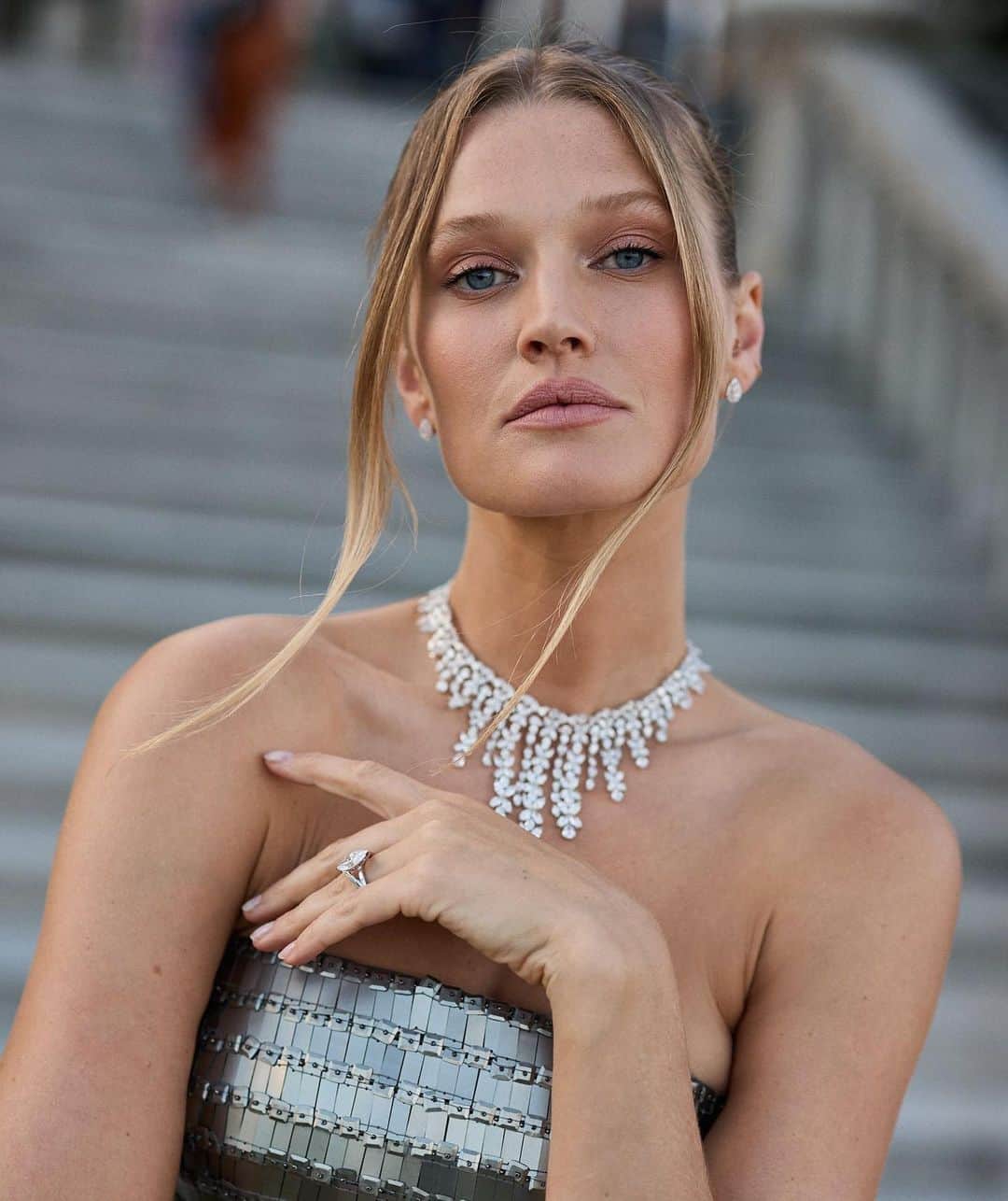 トニ・ガーンのインスタグラム：「è stato un piacere 🪐 # Venezia80  Grazie tutti:  @albertaferretti  @crivelliofficial  @cotrilspa @ezio_diaferia_  @armanibeauty @minkimmakeup  @amarsana_g」
