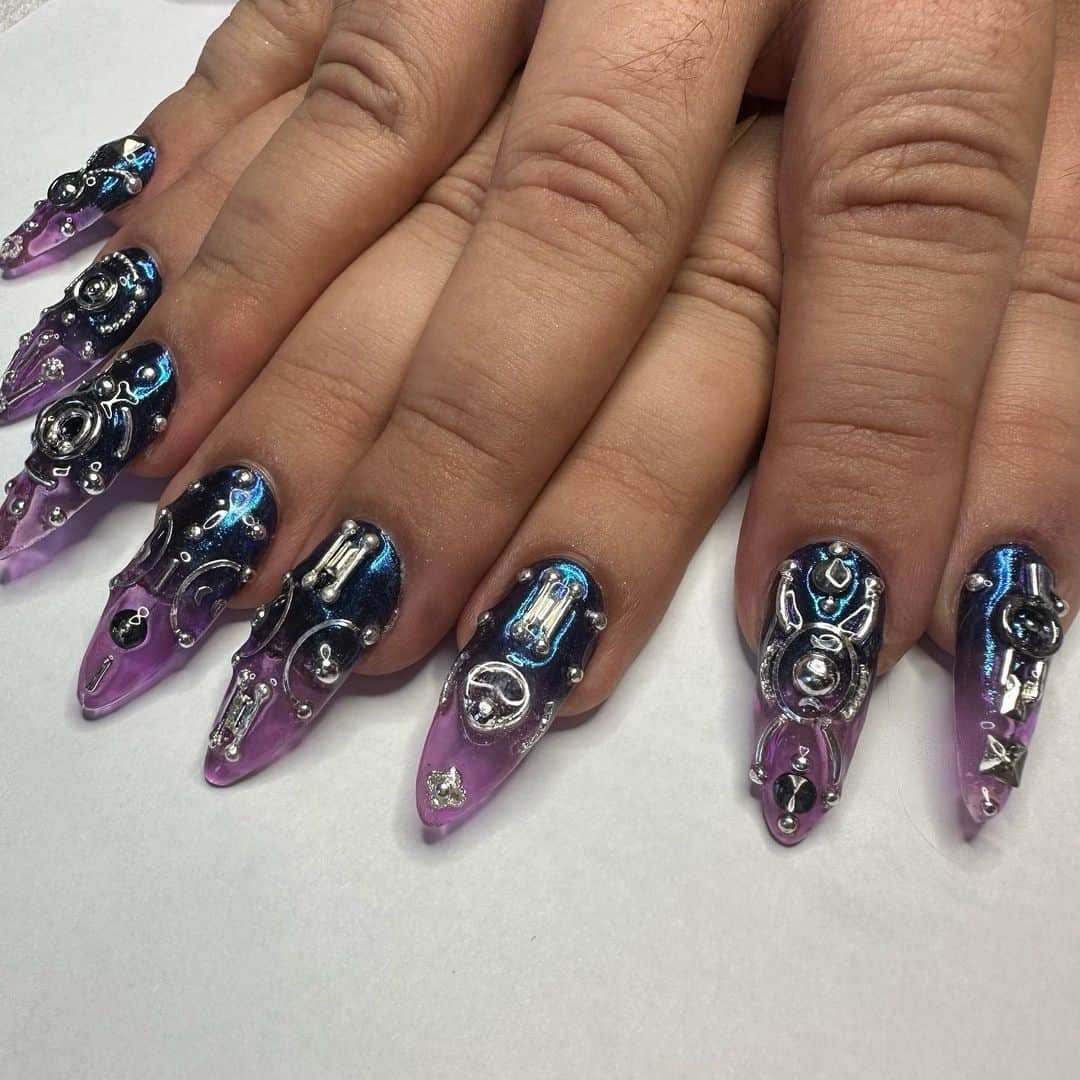 安田直美のインスタグラム：「Cyber Tech 💅🏽💿🕹️🪐 for @deetrannybear #cyberpunk #jellynails #nails」