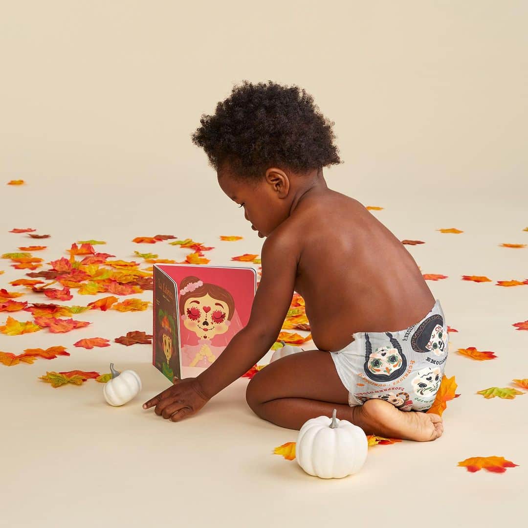 The Honest Companyのインスタグラム：「This fall we've partnered with @lil_libros to bring you a limited-edition diaper print that matches the book "La Catrina Emociones" with sugar skulls perfect for celebrating Hispanic Heritage Month and Día de los Muertos (Day of the Dead) with your little ones.   Lil’ Libros' goal is to make the world a better place by providing authentic stories that promote inclusivity and love. 🧡📚  Grab the Lil' Libros La Catrina book and matching diaper print at our #linkinbio. Let's celebrate and educate together! 🌟📖」