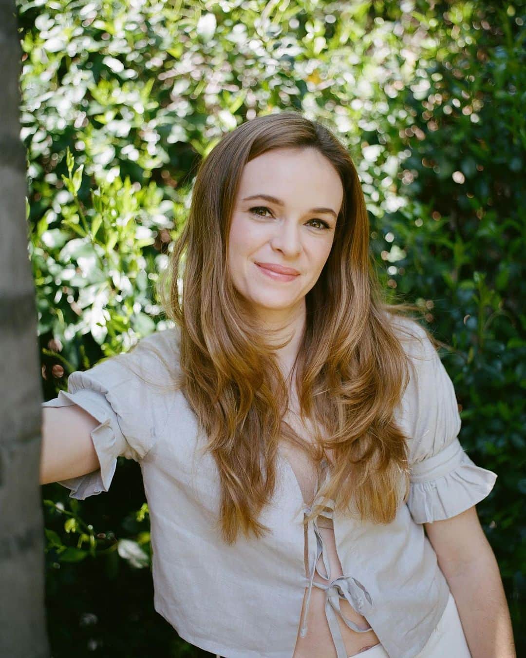 ダニエル・パナベイカーのインスタグラム：「Just call me garden girl. Happy September!」