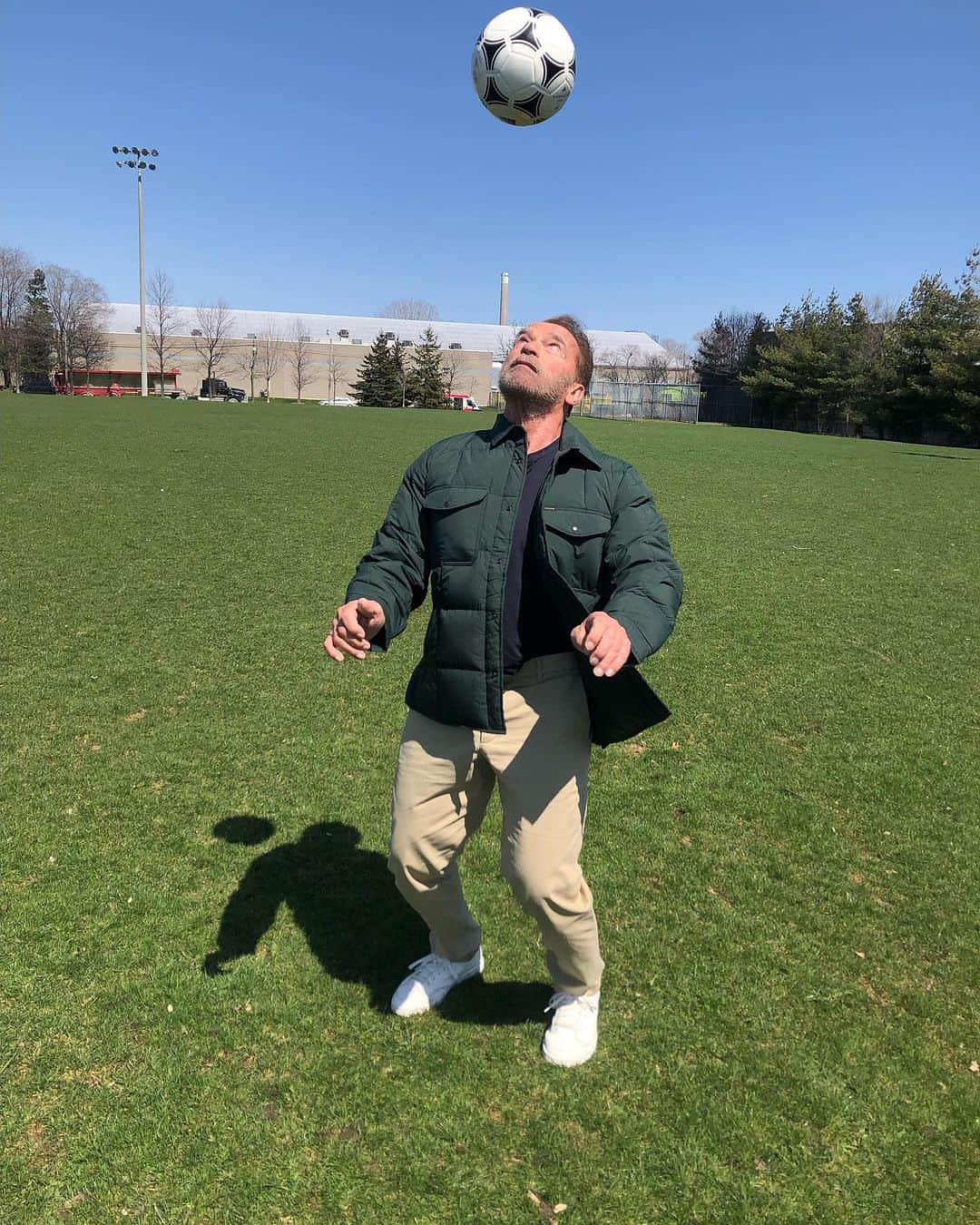 アーノルド・シュワルツェネッガーのインスタグラム：「Get outside and get moving for fun this weekend. I always tell our village to play soccer, go on hikes, swim with their kids or do anything fun to remind them that we aren’t just training to get better in the gym. We are training to get better and have more fun in life.  Let me know what you are doing to get moving this weekend so you can inspire each other in the comments. Join the village at the link in my bio!!」