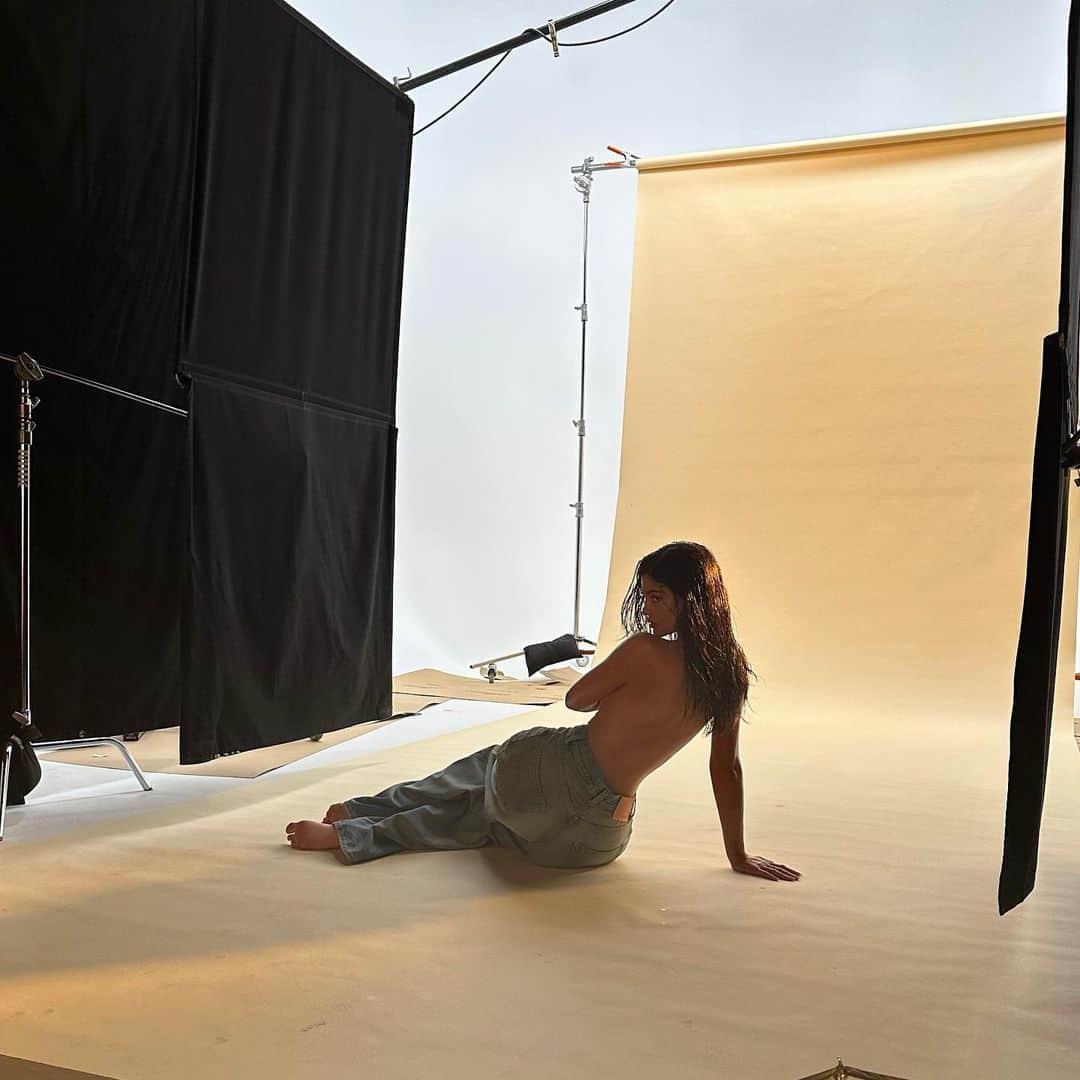 カイリー・ジェンナーのインスタグラム：「@acnestudios behind the scenes 🫶🏻」