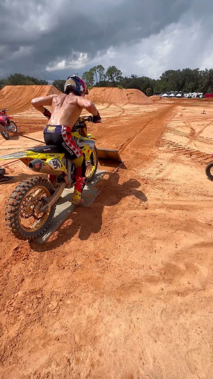 ケン・ロックゼンのインスタグラム：「Suns out, titties out 😆  Always trying absorb some Vitamin D when i can 😃  @suzukicycles  #RMArmy」