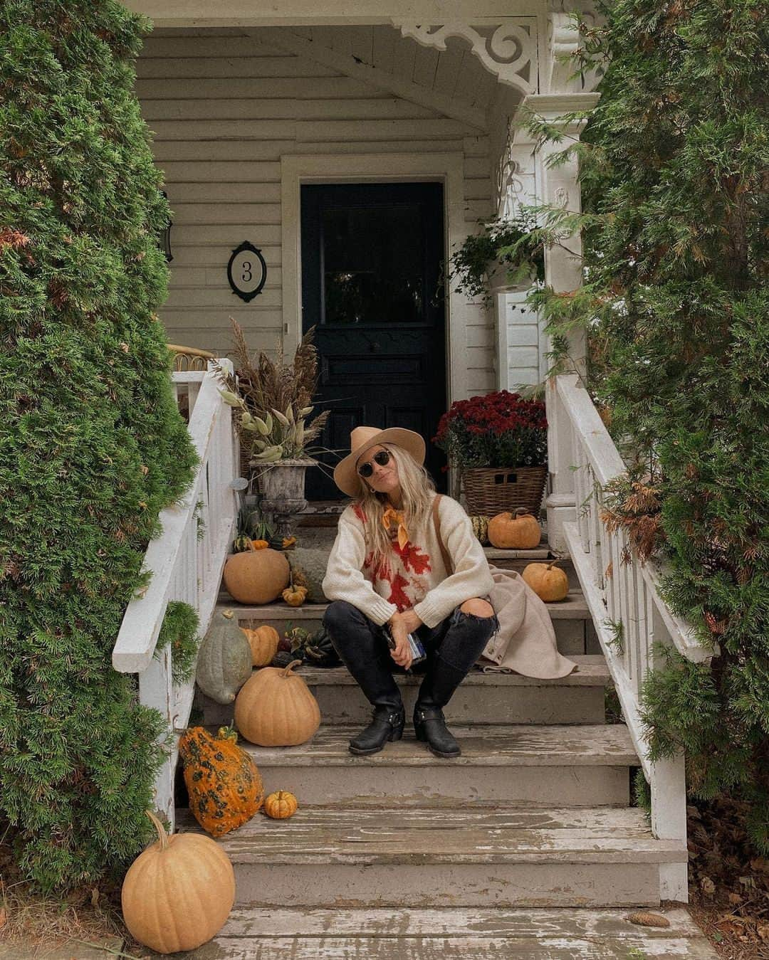 フライのインスタグラム：「Who else is ready for fall? 🙋‍♀️🍂 @heleneheath #InMyFRYE」